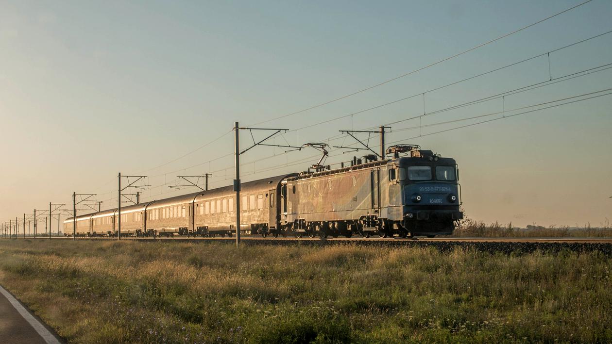 Trenul cu zeci de copii, blocat timp de 8 ore în câmp, s-a oprit din nou într-o pădure. „Este inuman. Le-au dat un corn cu ciocolată și o sticlă de apă”