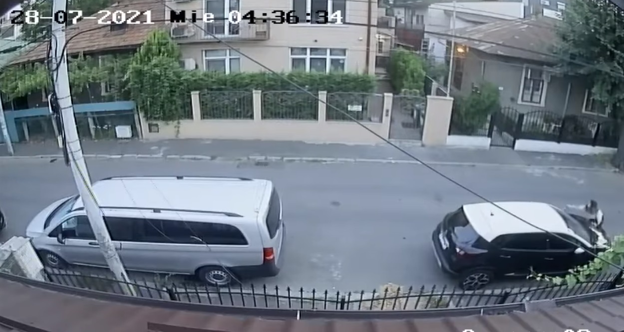 Un nou incident cu trotineta electrică în Regie. O tânără a izbit atât de puternic o mașină parcată, că a mișcat autovehiculul