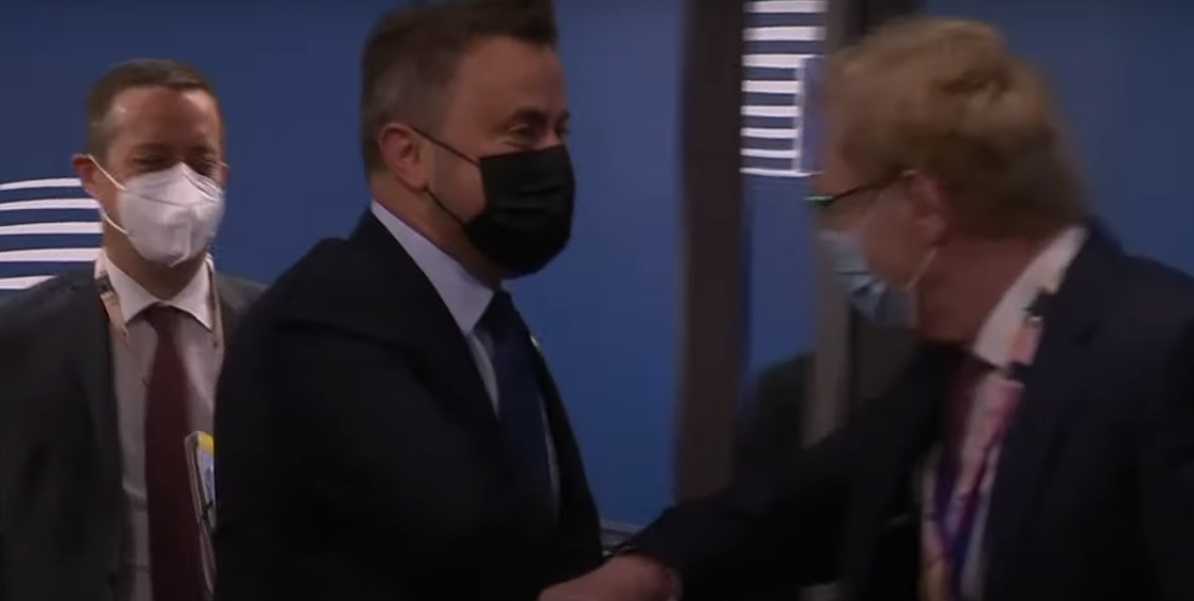 Premierul luxemburghez Xavier Bettel, externat după ce a fost spitalizat în stare gravă cu COVID-19
