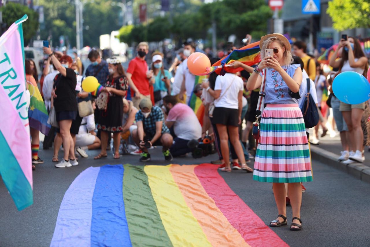 Organizatorul Bucharest Pride 2021, amendat cu 7.000 de lei. Au participat mii de oameni, deși legea permite 500