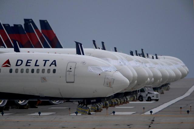 O companie aeriană va percepe angajaților nevaccinați 200 de dolari pe lună