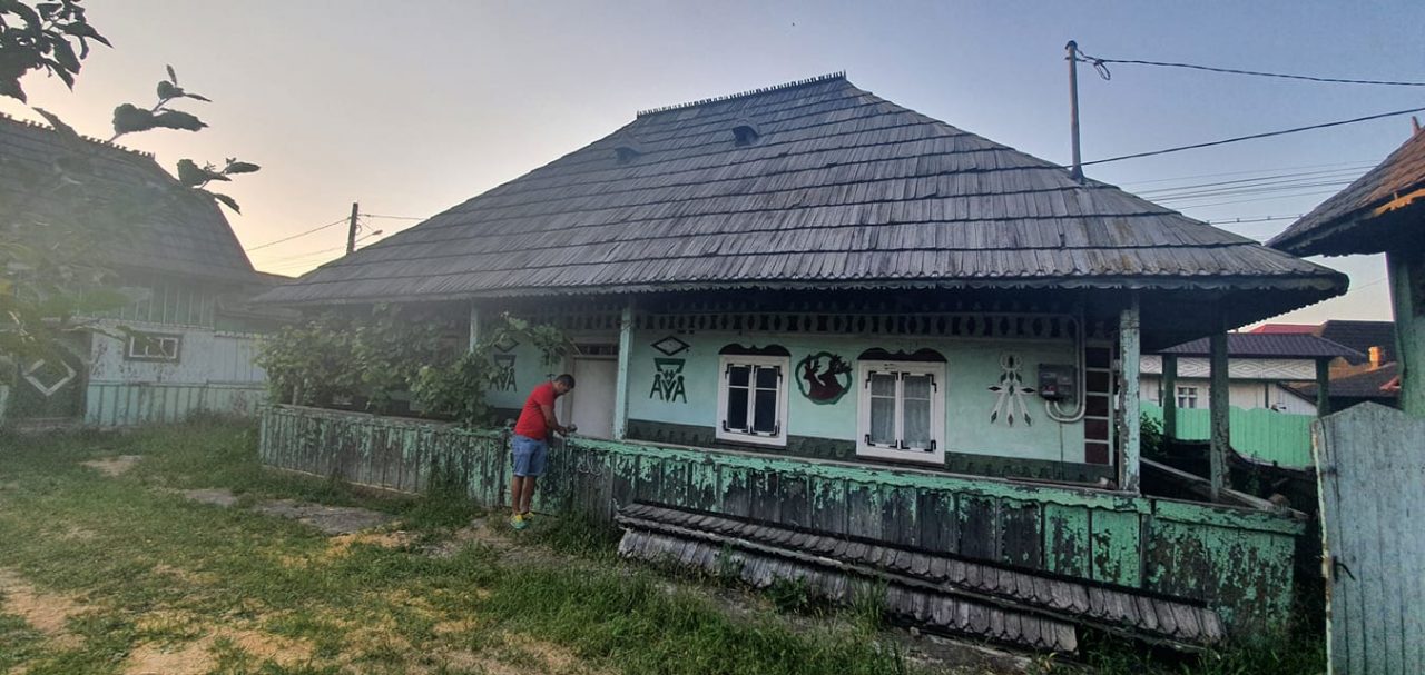 Casă tradițională, din lemn, vândută cu numai 1000 de euro. Unde va fi reconstruită