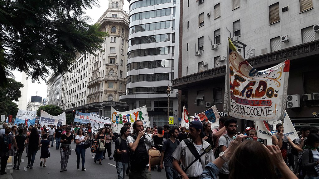 „Marșul pietrelor” la Buenos Aires. Președintele Argentinei, surprins distrându-se în plină pandemie