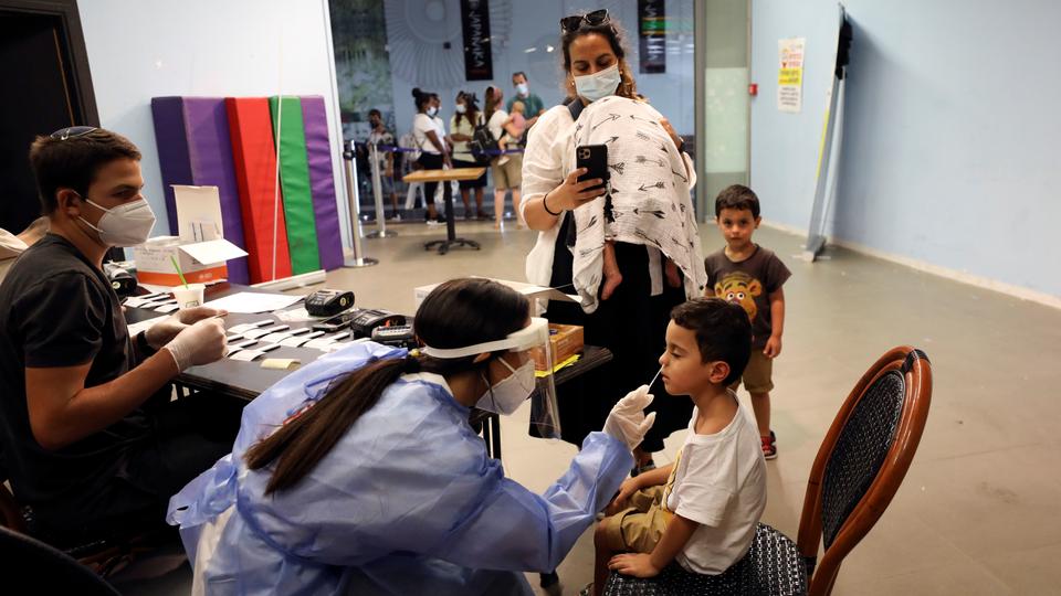 Israel reduce vârsta de eligibilitate pentru a treia doză de vaccin COVID-19 la 12 ani