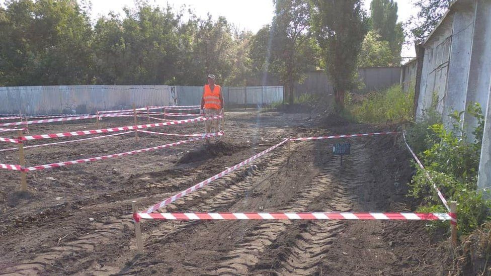 Ucraina descoperă cea mai mare groapă comună care datează „din epoca Stalin”