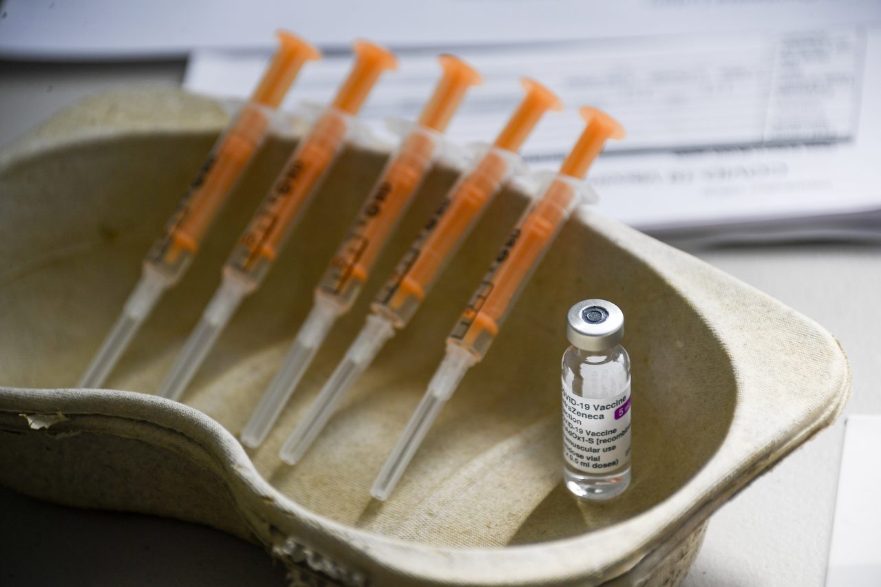 Oamenii de știință identifică cheaguri de sânge după administrarea vaccinului Astrazeneca, cu rată ridicată a mortalității