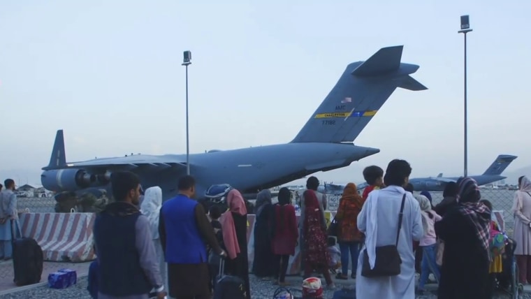 8 ȘTIRI DE LA ORA 8. România a evacuat 5 cetăţeni afgani: un student cu bursă în România și doi jurnaliști împreună cu membri de familie