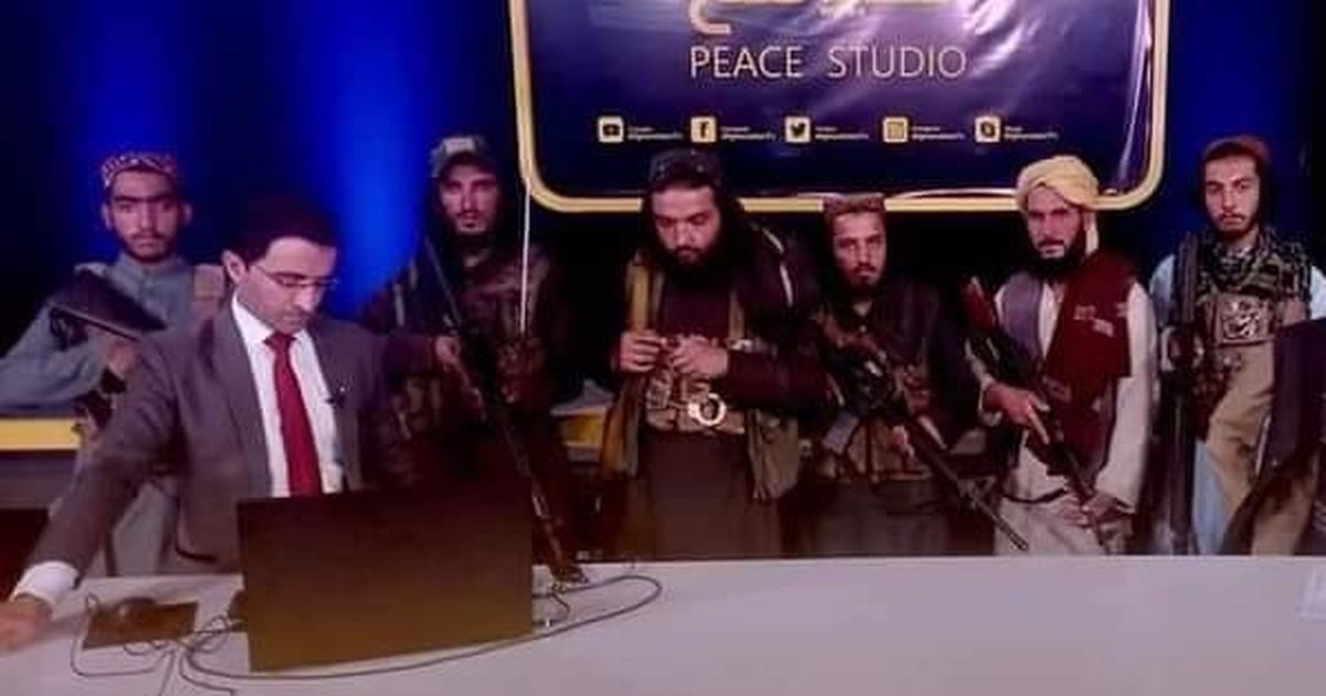 Talibani înarmați îl înconjoară pe un prezentator TV, în timp ce îi îndeamnă pe telespectatori „să nu se teamă”