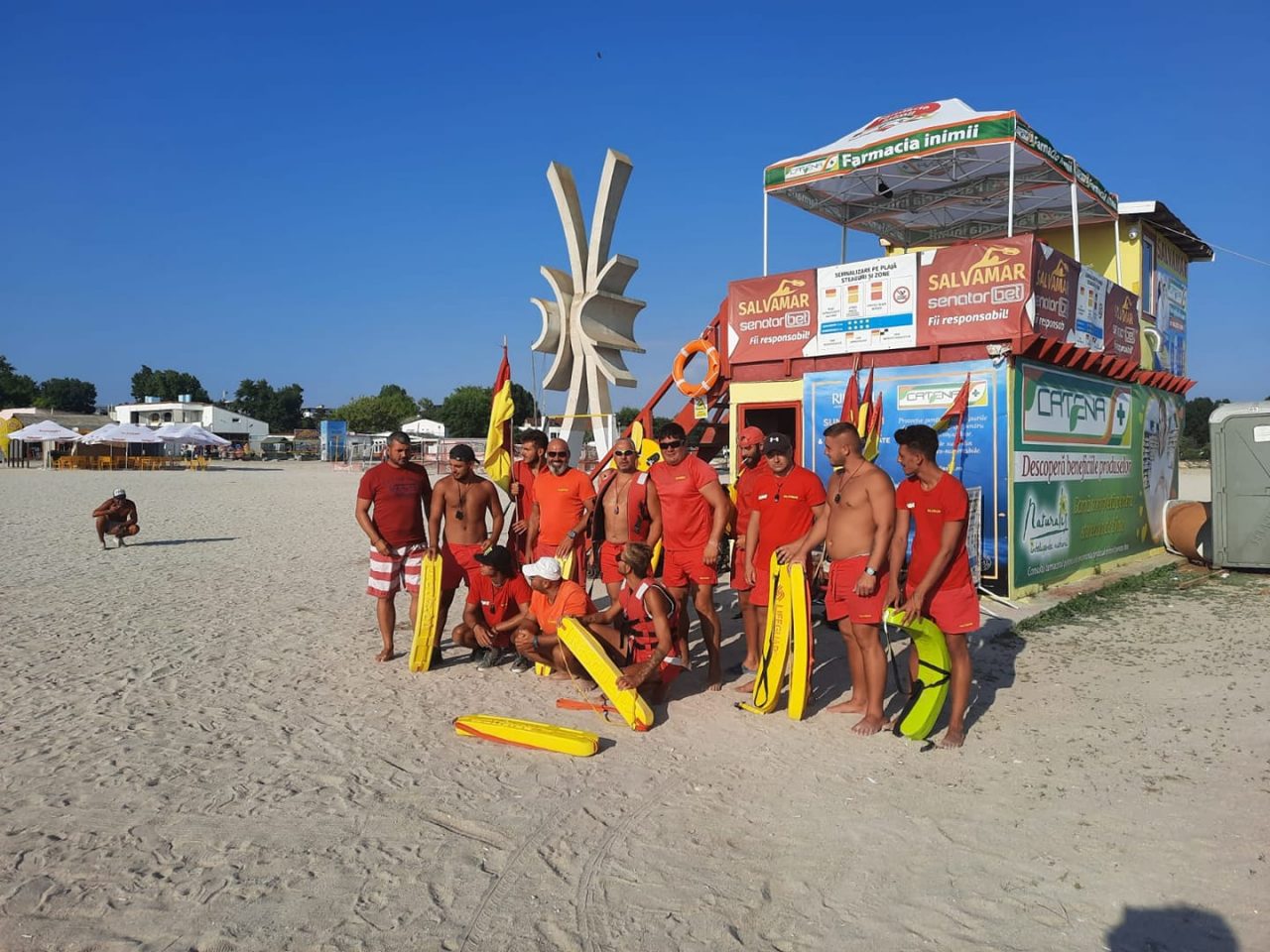 Turistă salvată la Costinești, după ce intrase în apă deși era steag roșu. Conversație aprinsă cu salvamarii