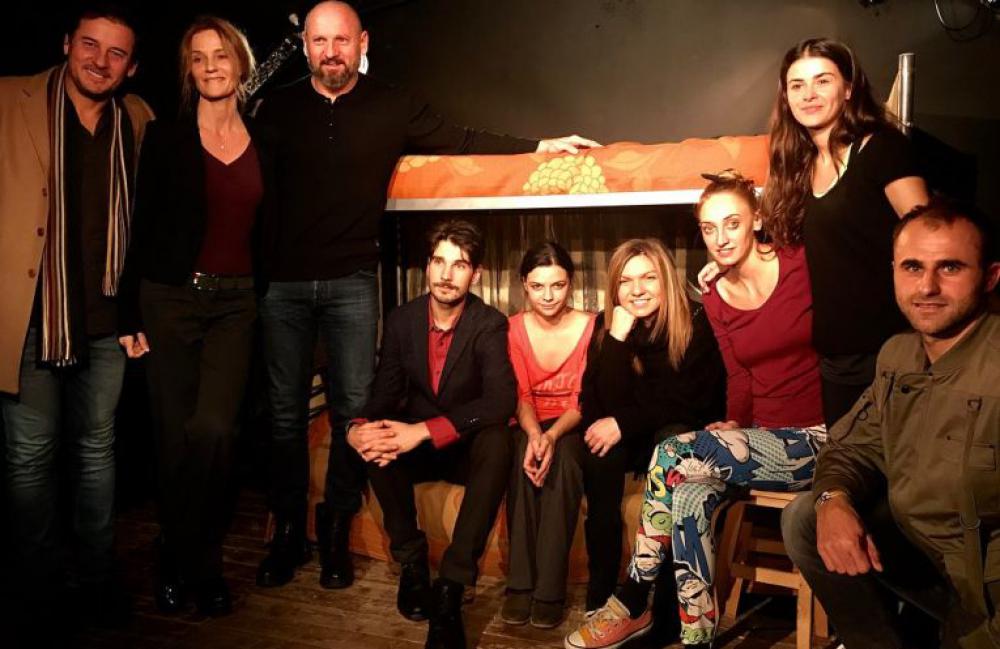 Simona Halep, pe scenă, alături de actorii din ”Stă să plouă”. Dramaturgul Lia Bugnar: ”Toată lumea îi cere să facă poză, toată lumea vrea o bucățică din ea”