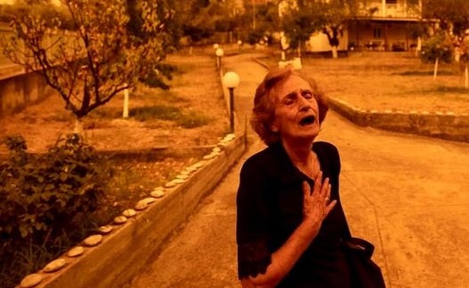 Imaginea unei bunici cu ochii în lacrimi în mijlocul incendiilor din Grecia, fotografie virală pe reţelele sociale