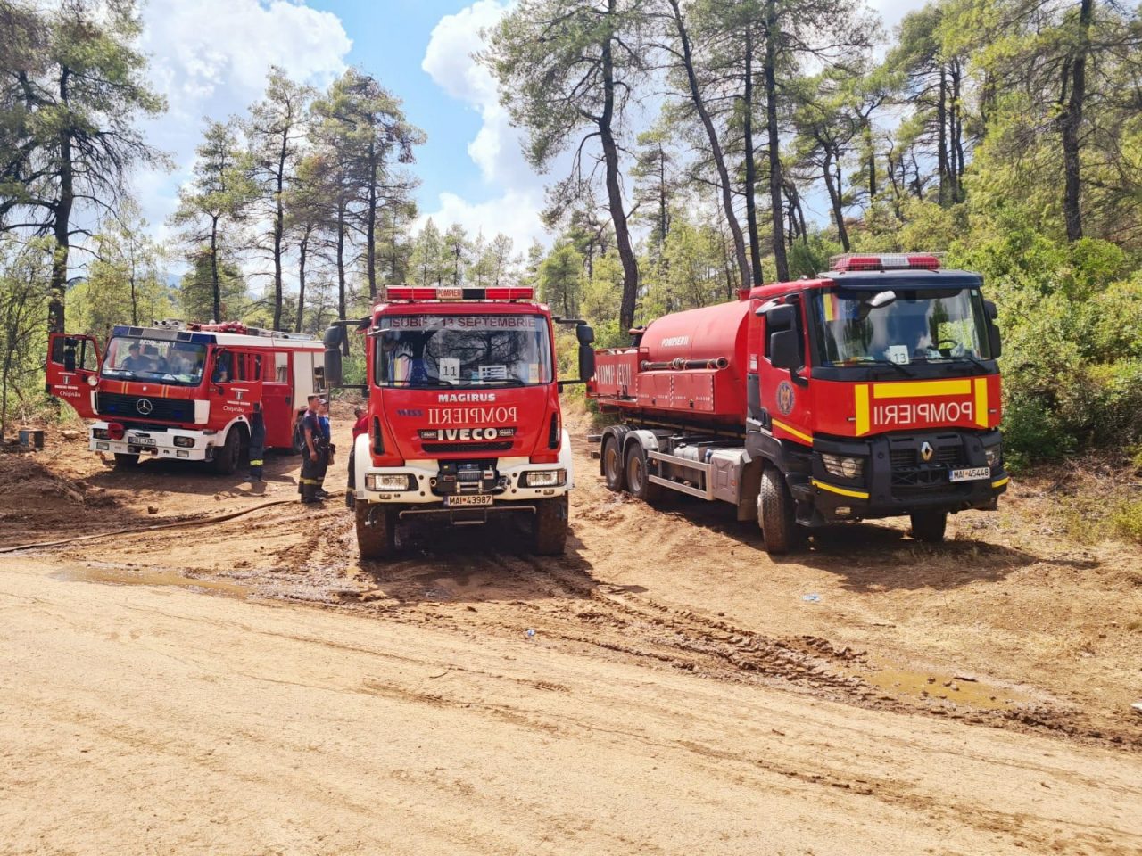 Peste 140 de pompieri români vor pleca din nou în Grecia, după ce mai multe focare s-au reaprins lângă Atena