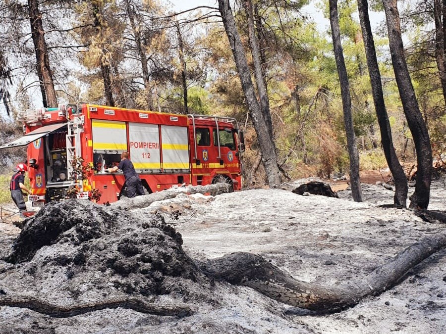 Pompierii români luptă pentru a șasea zi la rând cu incendiile din Grecia | FOTO