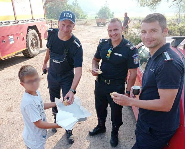 Cum le-a mulțumit un copil grec pompierilor români pentru că îi protejează satul. Salvatorii au fost impresionați