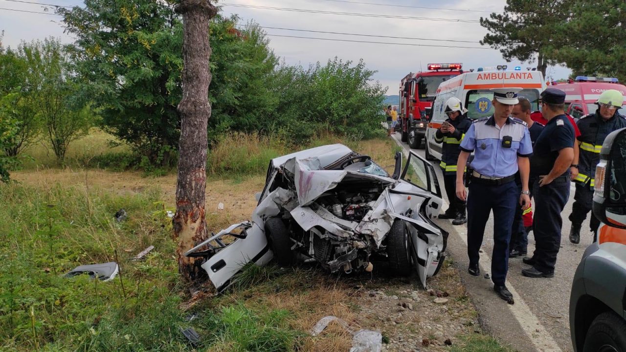 Accident grav în județul Gorj. O femeie a murit după ce mașina în care se afla s-a izbit de un copac | VIDEO