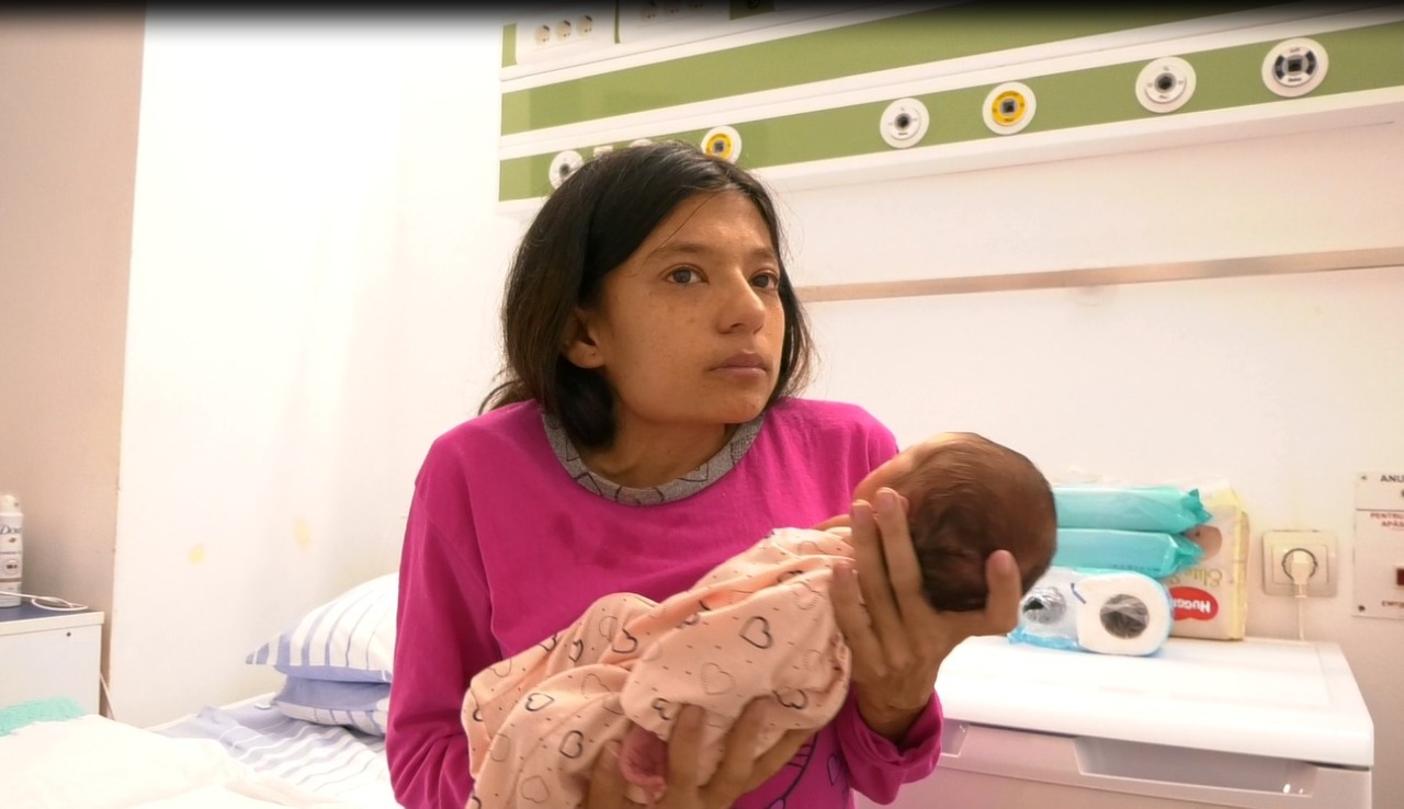 VIDEO| Povestea Ramonei, tânăra de 27 de kg cu o boală genetică rară, care a adus pe lume o fetiță: „Mă rog să nu-mi moștenească boala”