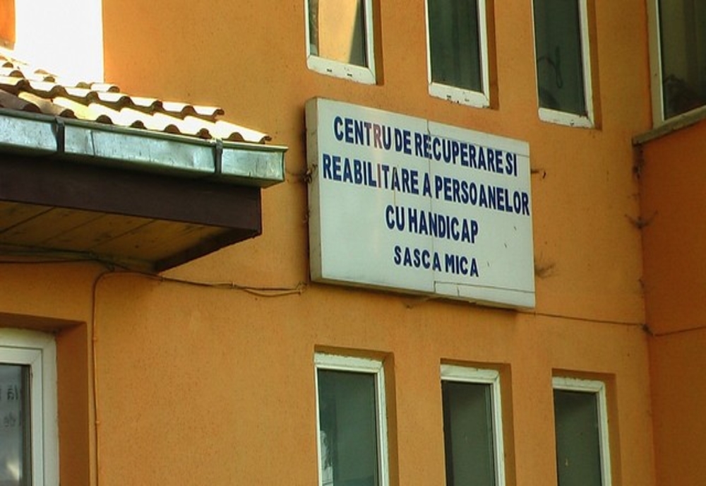 Pacienți cu dizabilități puși să doarmă pe saltele rupte și îmbibate cu urină. Unde sunt centrele groazei
