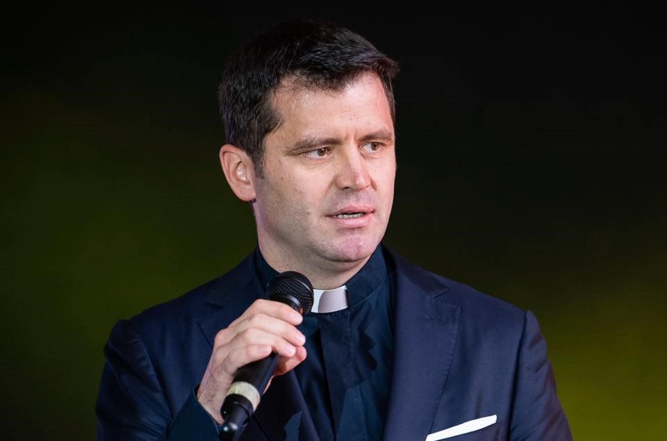 „Așa e când nu ai cu ce să-ți impresionezi iubita. Dorei cu credința mică”. Preotul Francisc Doboș, ironie la adresa celor care turează motoarele noaptea în Capitală