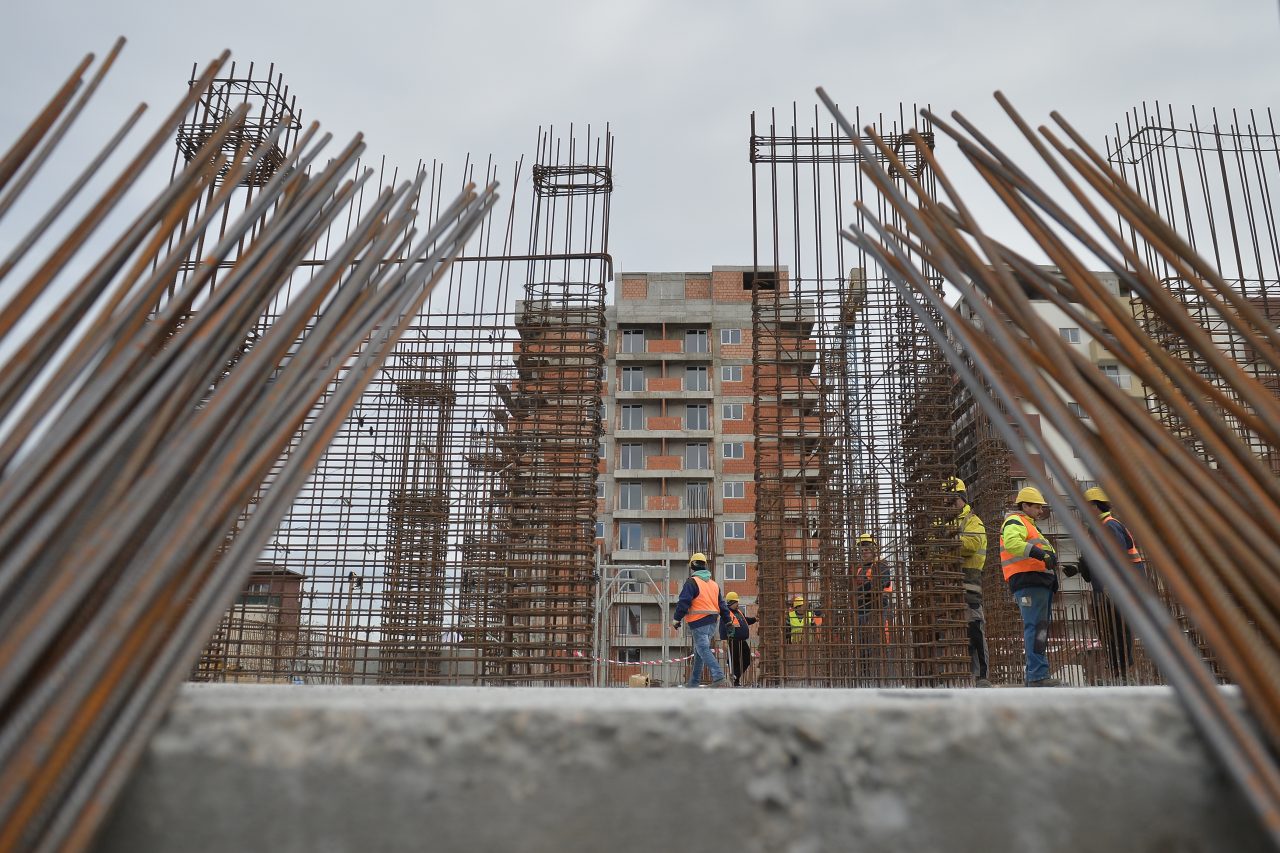 Guvernul se pregătește de o criză a forței de muncă și aduce și bani la buget. Cu cât a crescut numărul străinilor care pot lucra în România