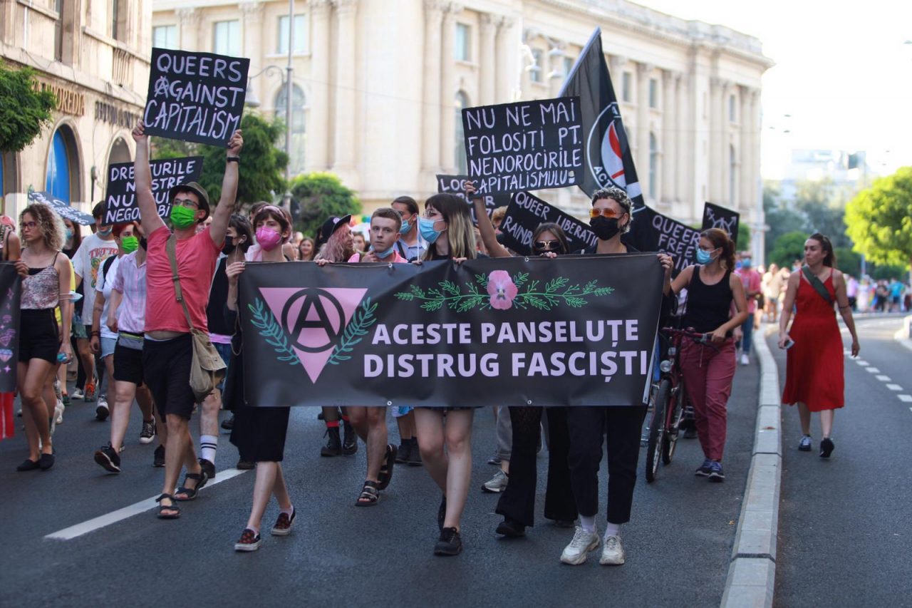 Mii de oameni la Bucharest Pride, deși Primăria Capitalei a autorizat evenimentul cu 500 de participanți. Manifestanții au plecat în marș pe Calea Victoriei (FOTO, VIDEO)