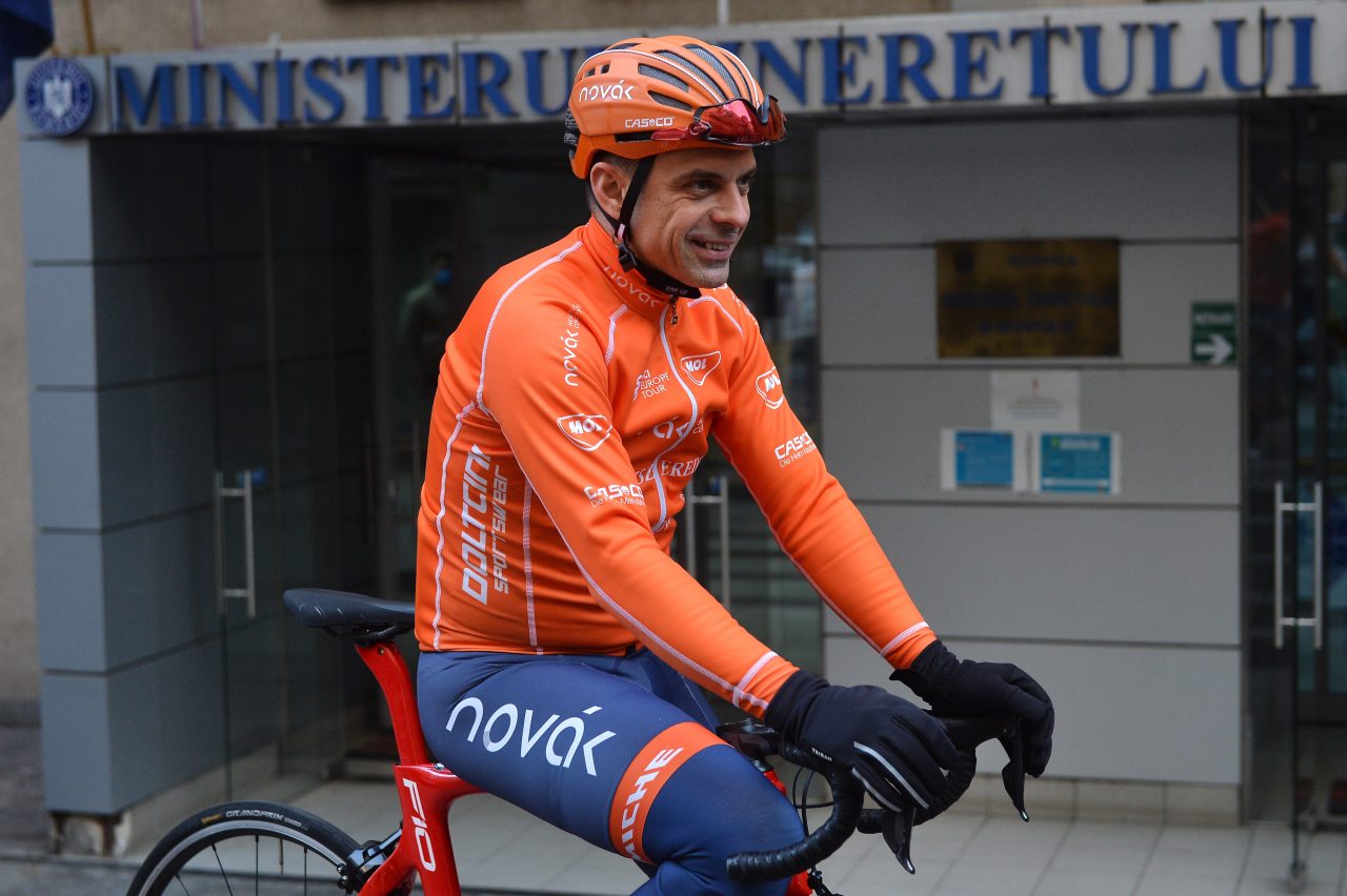 Ministrul Sportului, Eduard Novak, se antrenează pentru Jocurile Paralimpice în Bulgaria pentru că în România nu există velodrom