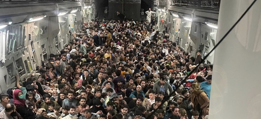 Imaginea disperării celor care vor să fugă din Afganistan: Sute de oameni, înghesuiți într-un avion care transportă în mod normal de patru ori mai puțini pasageri