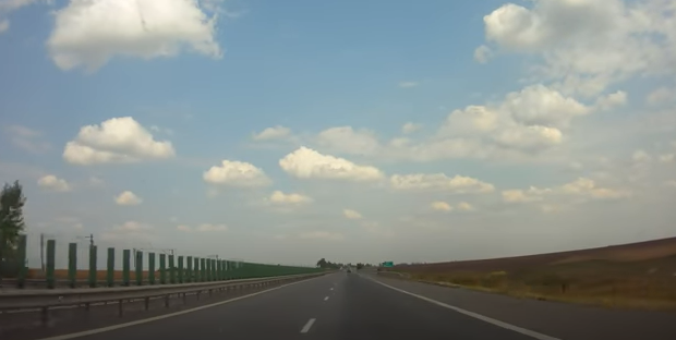 O mașină a luat foc pe Autostrada Soarelui. Circulația este blocată