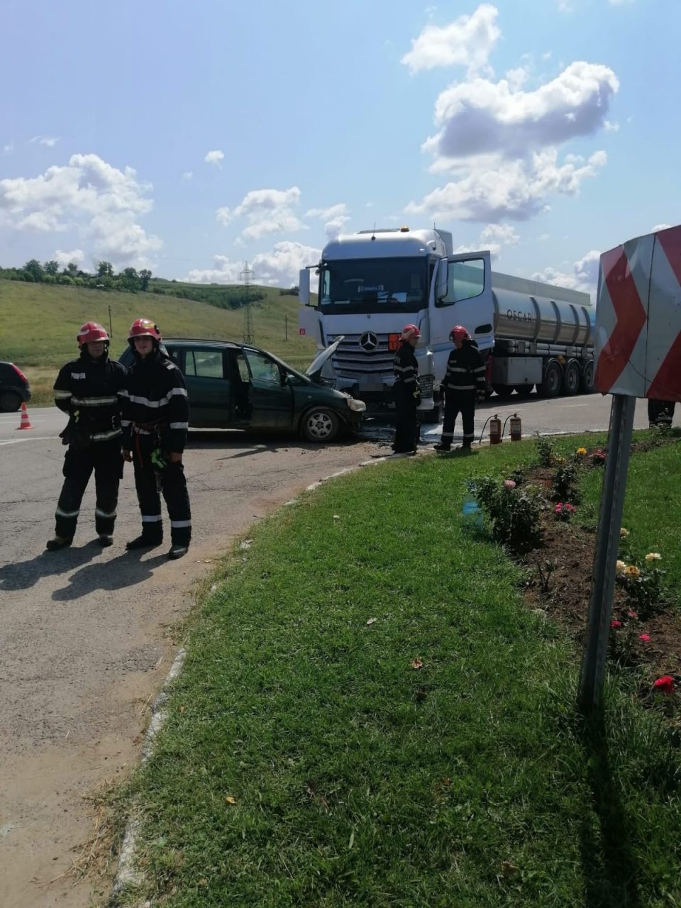 O șoferiță de 41 de ani a murit după impactul cu o cisternă plină cu 33 de tone de combustibil, pe DN1A, în zona Cheia. În mașină se mai aflau doi adulți și un copil