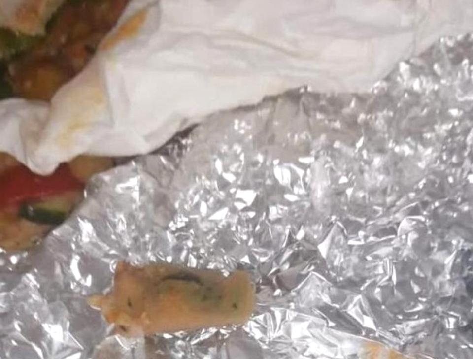 Bandaj îmbibat cu sânge găsit într-o chiflă, la un restaurant din Gorj: „Mi-e teamă că am luat vreo boală”  