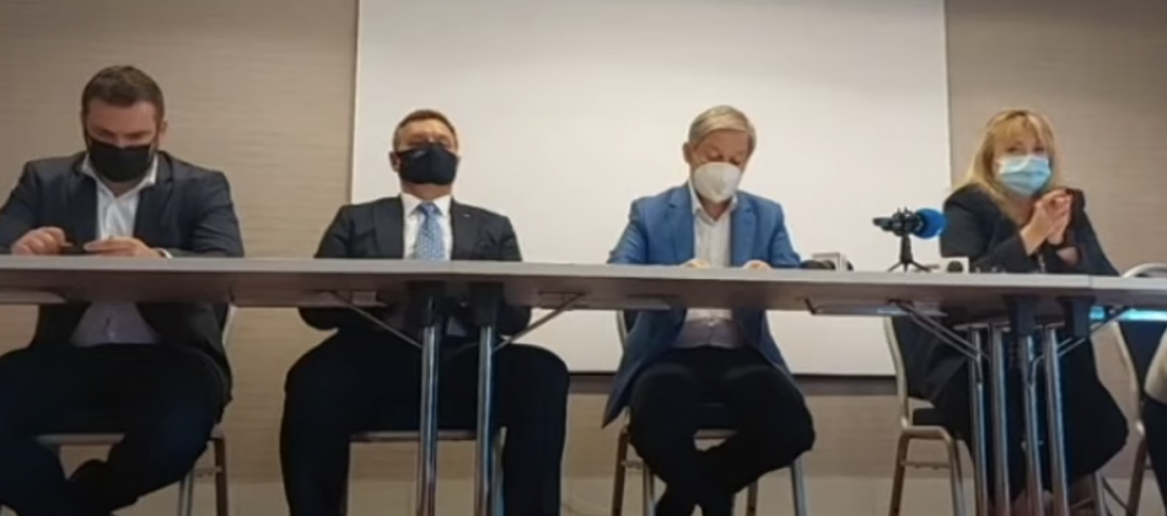 Ministrul Teleman își cere scuze după ce a adormit la o conferință de presă în timp ce vorbea Dacian Cioloș