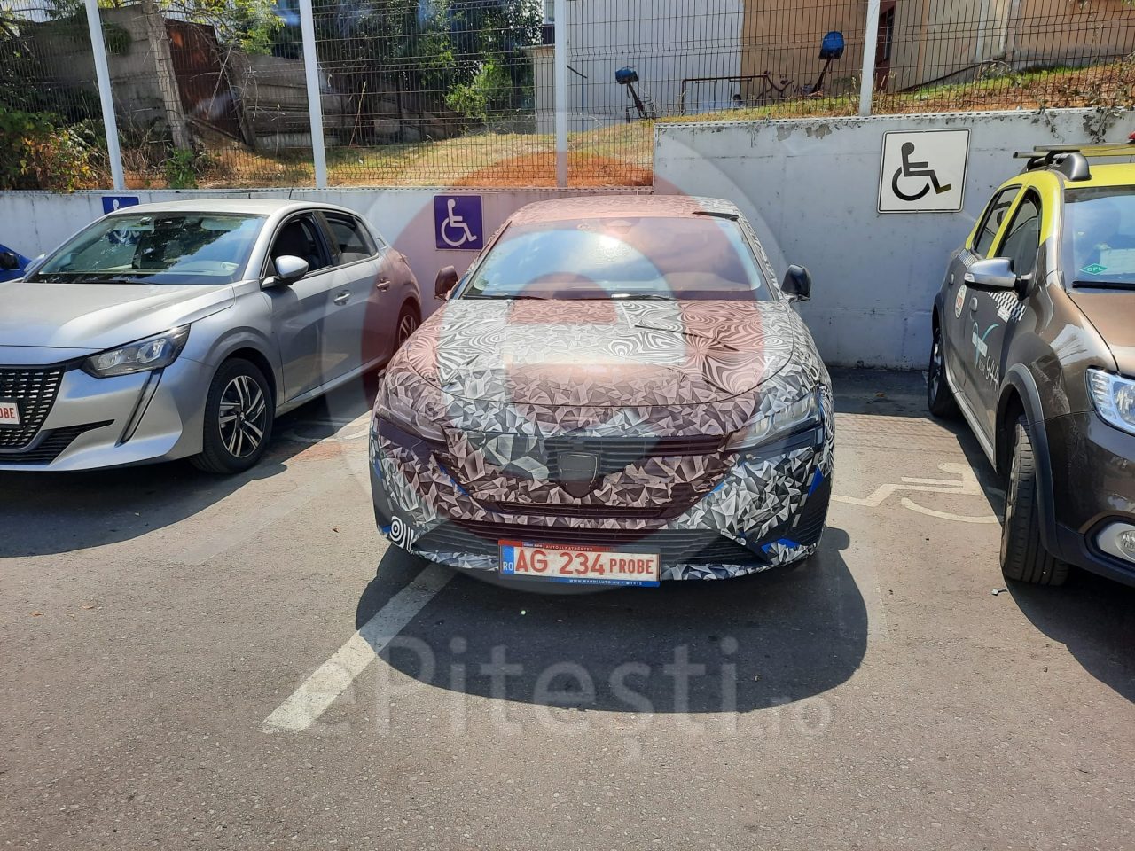 O mașină camuflată, care pare a fi un noul model de Dacia, circulă pe străzile din Pitești (FOTO)