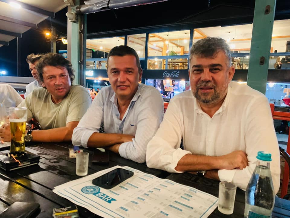 Ciolacu și Grindeanu, mesaje pentru premierul Cîțu din Vama Veche: „Florin, noi suntem aici. Tu?!” & „Don’t drink and drive!” / Cei doi, filmați în timp ce beau un shot de tequila la o terasă din stațiune (VIDEO EXCLUSIV)