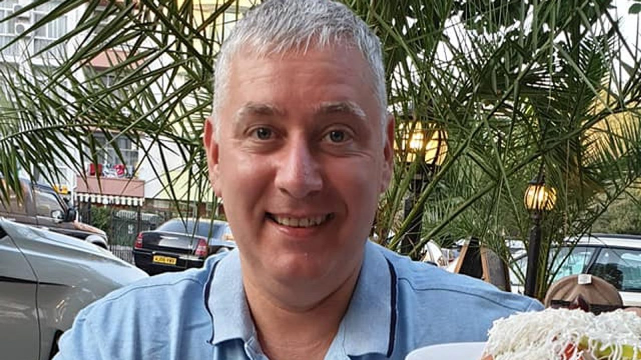 Patronul unui club de noapte din Marea Britanie a murit de Covid-19, la puțin timp după ce i-a criticat pe cei care s-au vaccinat și lansase teorii ale conspiraţiei pe internet