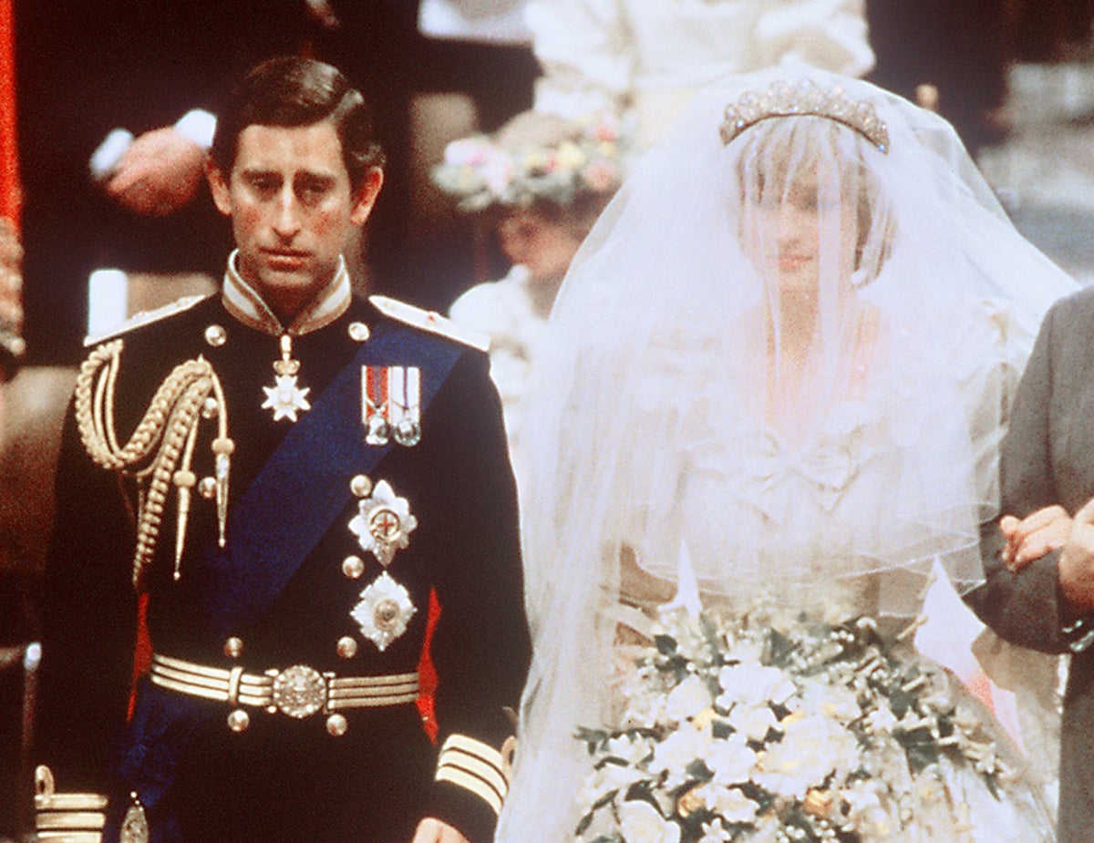 O felie de istorie: Felia de tort de nuntă a prințesei Diana și a prințului Charles se vinde cu 1.850 de lire sterline