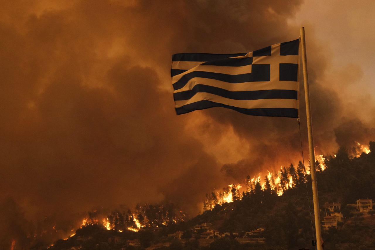 Pompierii români, în a cincea zi de luptă cu incendiile din Insula Evia