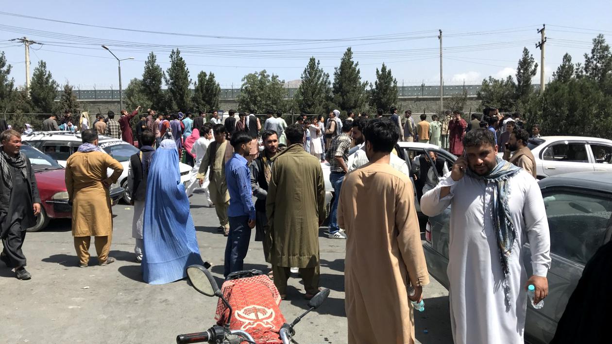 UPDATE – Bilanțul exploziilor de la aeroportul din Kabul a depășit 100 de morți. Printre victime se află civili afgani și militari americani / Câți români se mai află în Afganistan și care e reacția MAE
