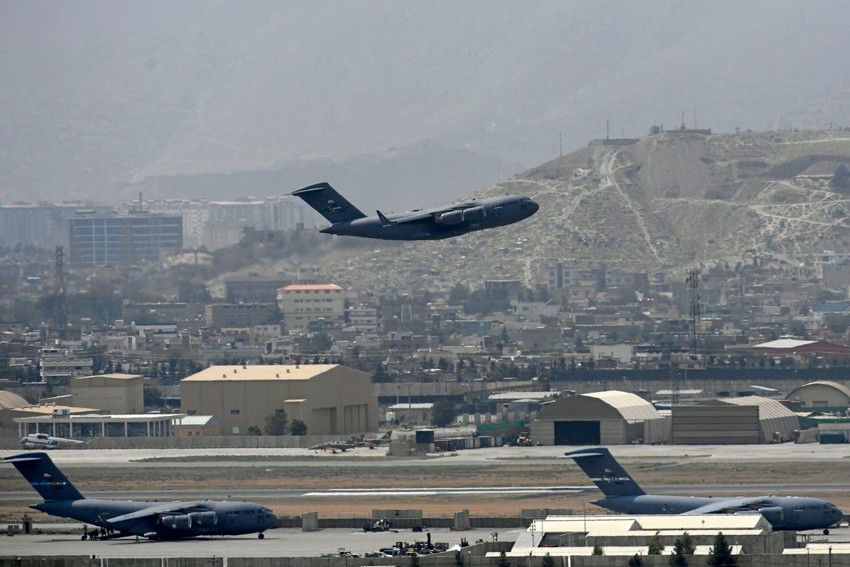 Ultimele avioane militare americane au părăsit Afganistanul, marcând sfârșitul celui mai lung război al Statelor Unite