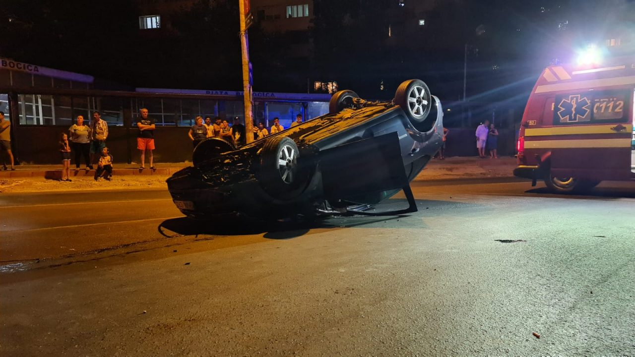 O mașină s-a răsturnat în zona Bobocica din sectorul 3, după impactul cu un alt autoturism (FOTO-VIDEO)