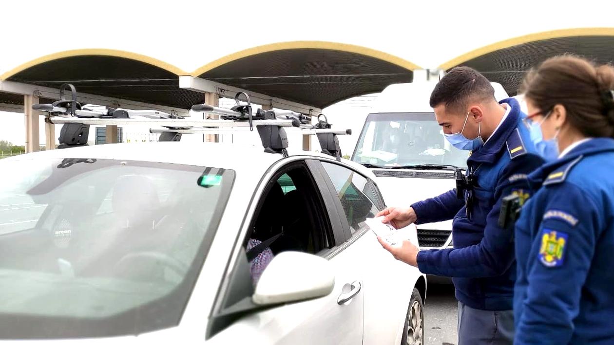 O buzoiancă a încercat să îşi scoată ilegal copilul din ţară, ascuns sub o pătură pe bancheta unui autoturism