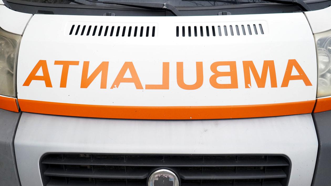 Situație neclară în cazul unei tinere poliţiste din Galaţi, găsită cu răni la mâini. A fost îngrijită de echipajul de la Ambulanţă