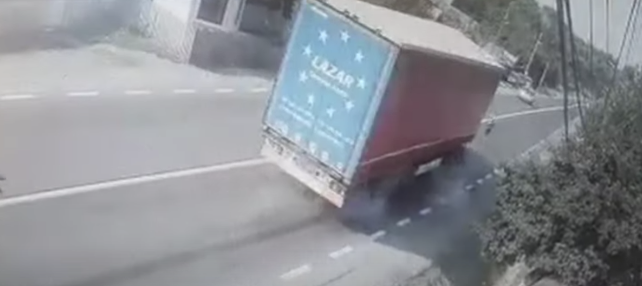 Şoferul camionului care a evitat în ultima clipă o bătrână care a traversat neregulamentar: „Dacă eram băut sau neatent, azi ea era cu mâinile pe piept”