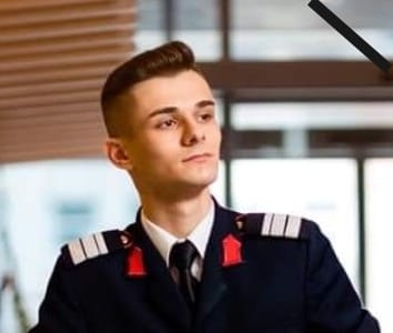 Un tânăr de 21 de ani, student la Academia Militară, a murit după ce a căzut accidental peste un circular de tăiat lemne