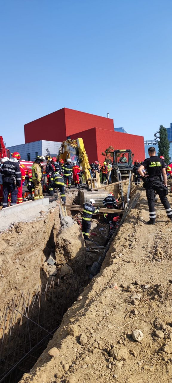 UPDATE: Accident de muncă în București. Doi morți după ce un mal de pământ s-a surpat peste mai mulți muncitori | VIDEO