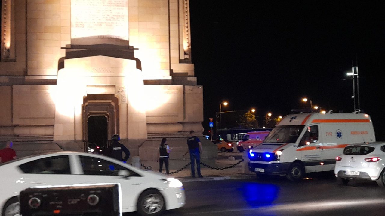 Incident la Arcul de Triumf. Un bărbat amenință că își va da foc | FOTO, VIDEO