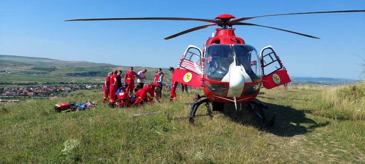 Mai multe echipaje medicale au intervenit pentru salvarea unui parașutist rănit, în Cluj. A fost solicitat elicopterul SMURD