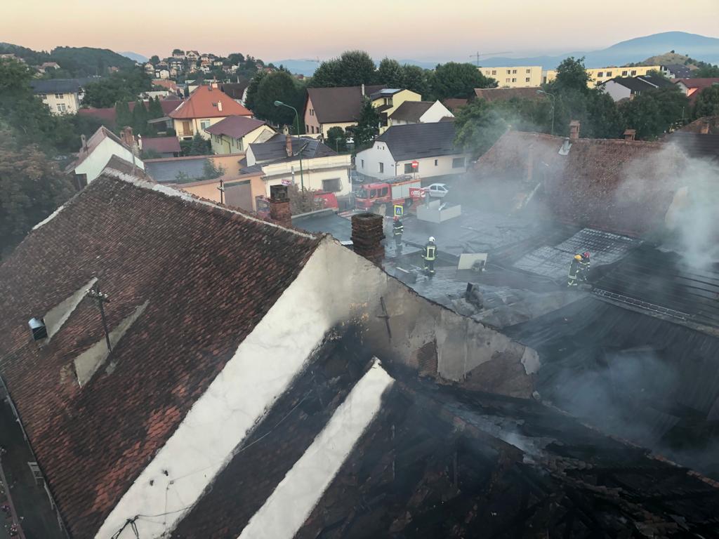 Incendiu puternic în Brașov. Un restaurant frecventat de mulți clienți a ars din temelii (Galerie FOTO)
