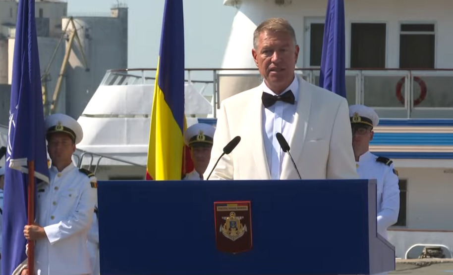 Președintele Klaus Iohannis, la ceremonia de Ziua Marinei: „Îi salut cu căldură pe toţi marinarii noştri, militari sau civili, care cu devotament şi curaj poartă sau au purtat drapelul tricolor pe mările şi oceanele lumii”
