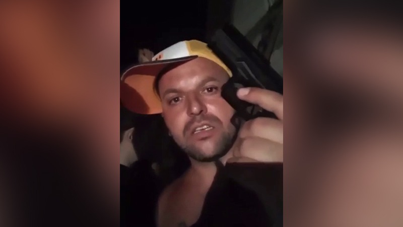 Amenințări live, pe rețele de socializare: „Vă găuresc, nu stau la discuție cu voi!”. Ce au găsit polițiștii în urma perchezițiilor