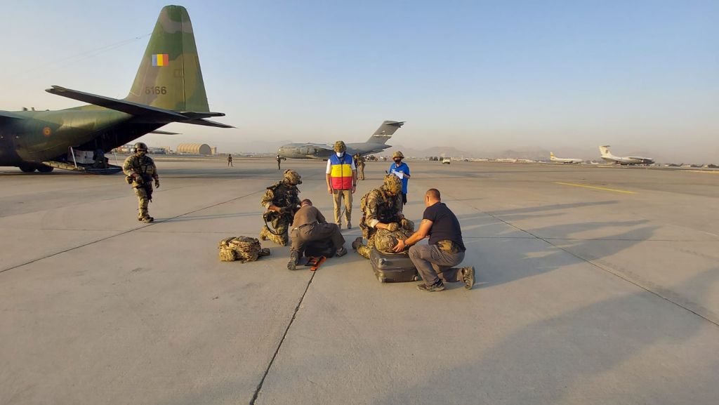 Aeronava militară a Forțelor Aeriene Române a evacuat azi noapte patru persoane din Kabul, dintre care trei străini. Alți 14 români așteaptă să fie luați de pe aeroport