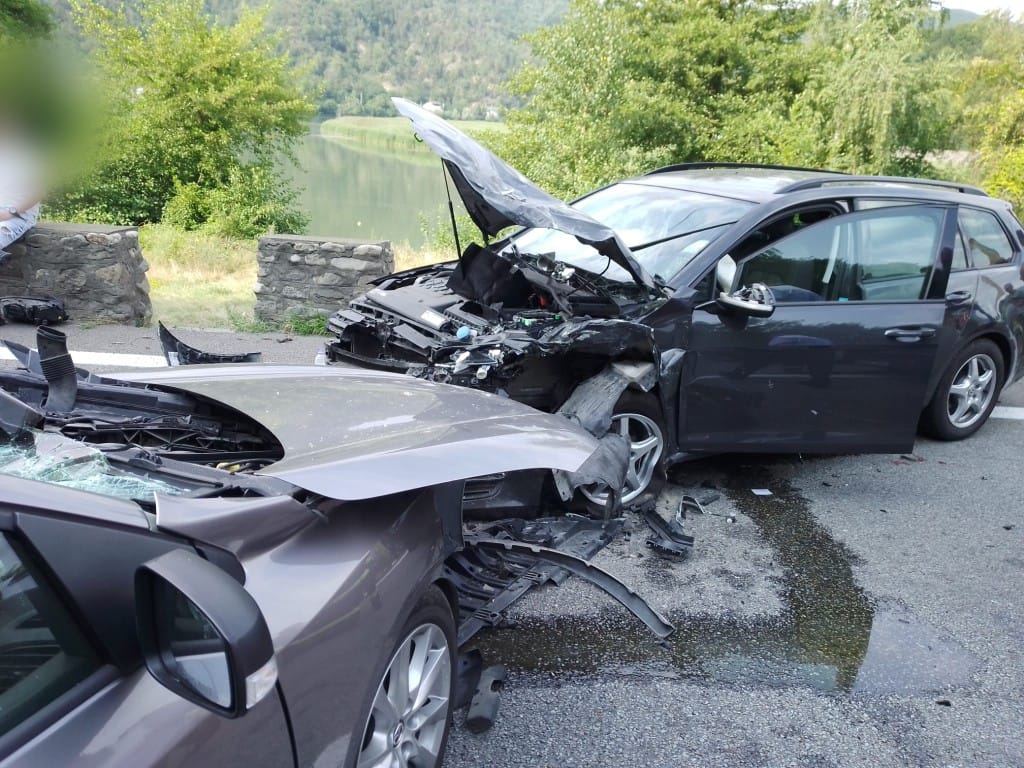 Accident grav în județul Vâlcea. Șapte persoane, printre care și un copil, rănite după ce două mașini s-au ciocnit frontal | VIDEO